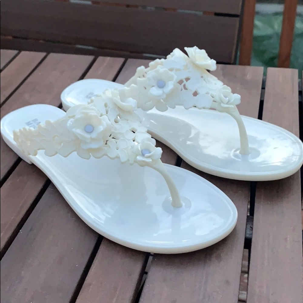 Badgley Mischka Bali flower jelly flip flops